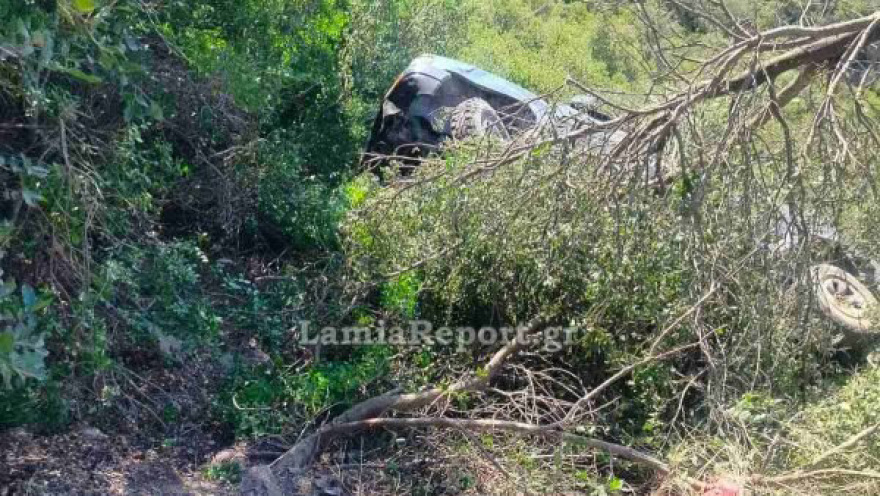 Φθιώτιδα: Αυτοκίνητο έκανε «βουτιά» σε γκρεμό - Δύο τραυματίες