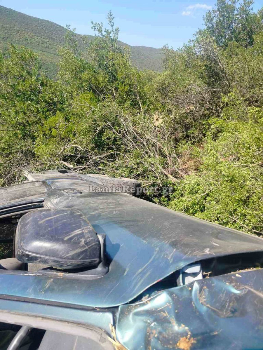 Φθιώτιδα: Αυτοκίνητο έκανε «βουτιά» σε γκρεμό - Δύο τραυματίες