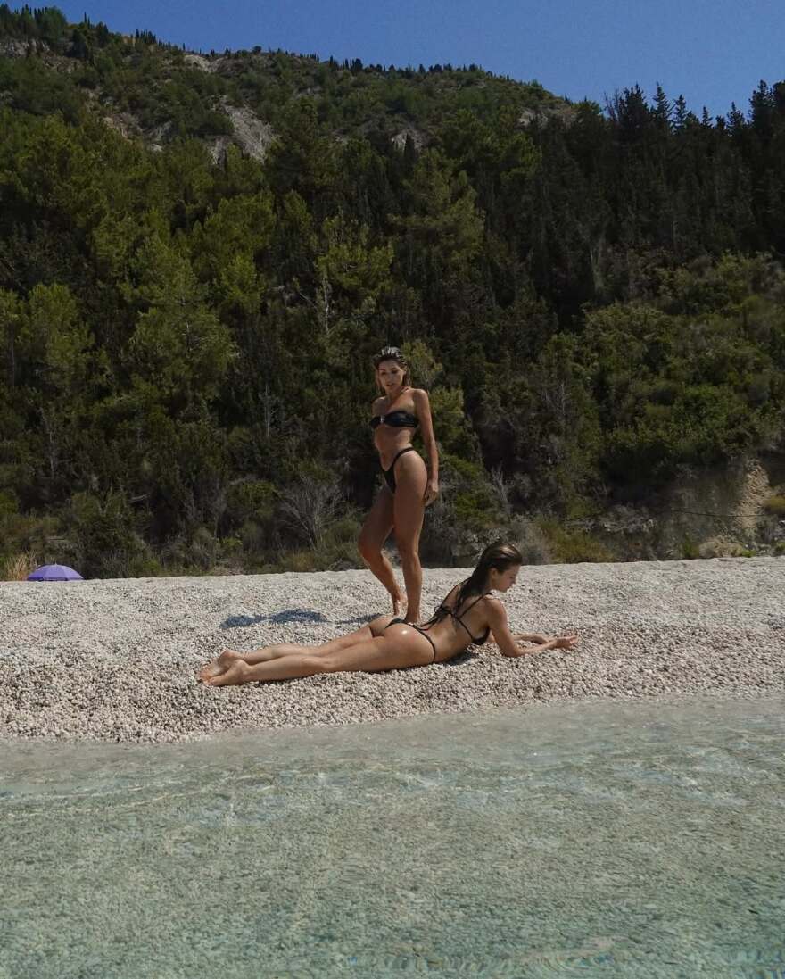 Κλέλια Ανδριολάτου και Βάσια Κωσταρά απολαμβάνουν διακοπές στη Λευκάδα - «Είστε η Μπριζίτ Μπαρντό και η Κλόντια Σίφερ», τους γράφουν