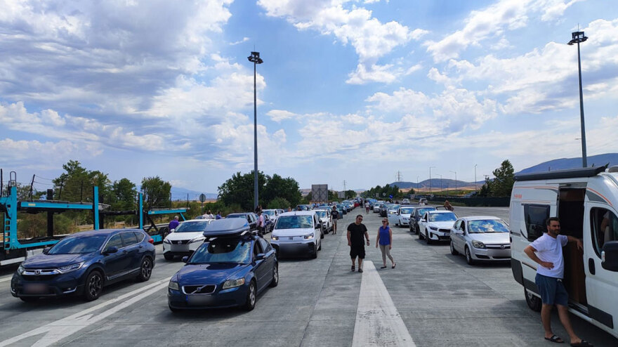 Μεγάλη ταλαιπωρία για τους οδηγούς στα διόδια Μοσχοχωρίου λόγω φωτιάς - Από την παλιά εθνική η κυκλοφορία 