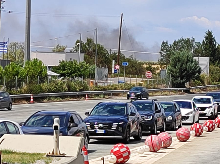 Μεγάλη ταλαιπωρία για τους οδηγούς στα διόδια Μοσχοχωρίου λόγω φωτιάς - Από την παλιά εθνική η κυκλοφορία 