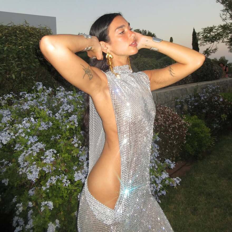 Ντούα Λίπα: Με αποκαλυπτικό φόρεμα για τα γενέθλιά της - Δείτε φωτογραφίες