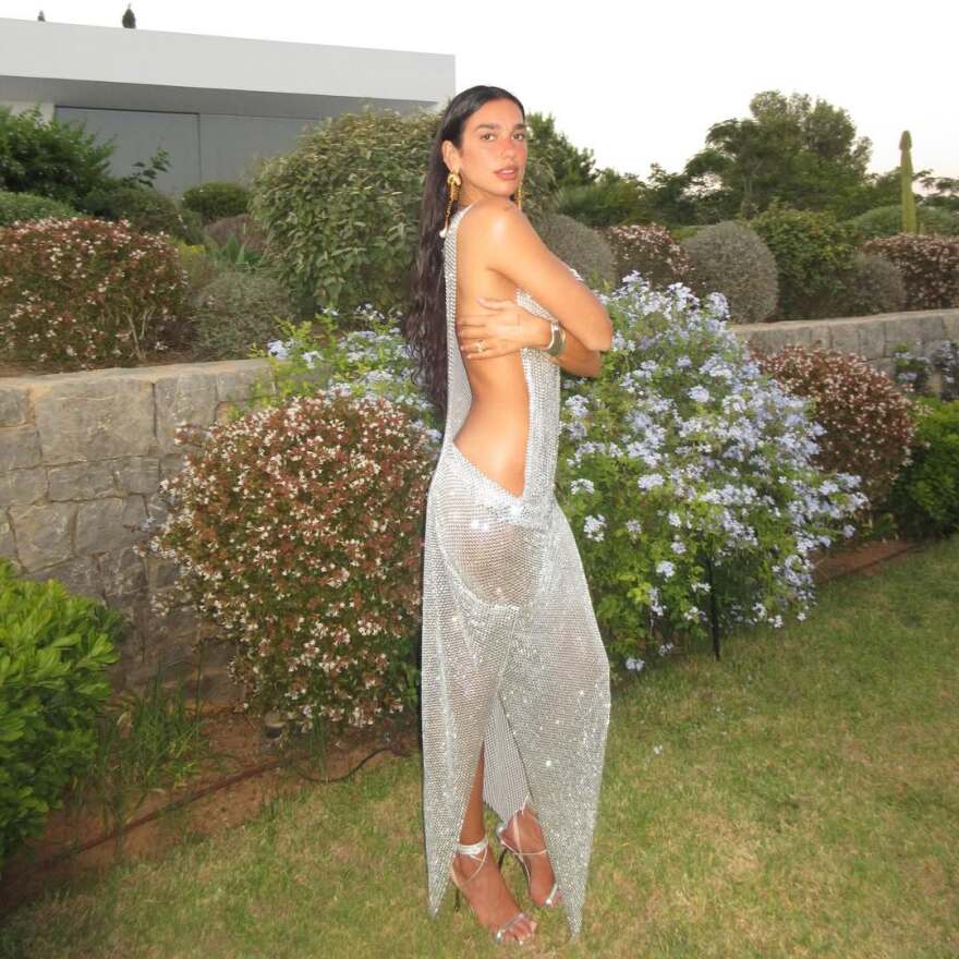 Ντούα Λίπα: Με αποκαλυπτικό φόρεμα για τα γενέθλιά της - Δείτε φωτογραφίες