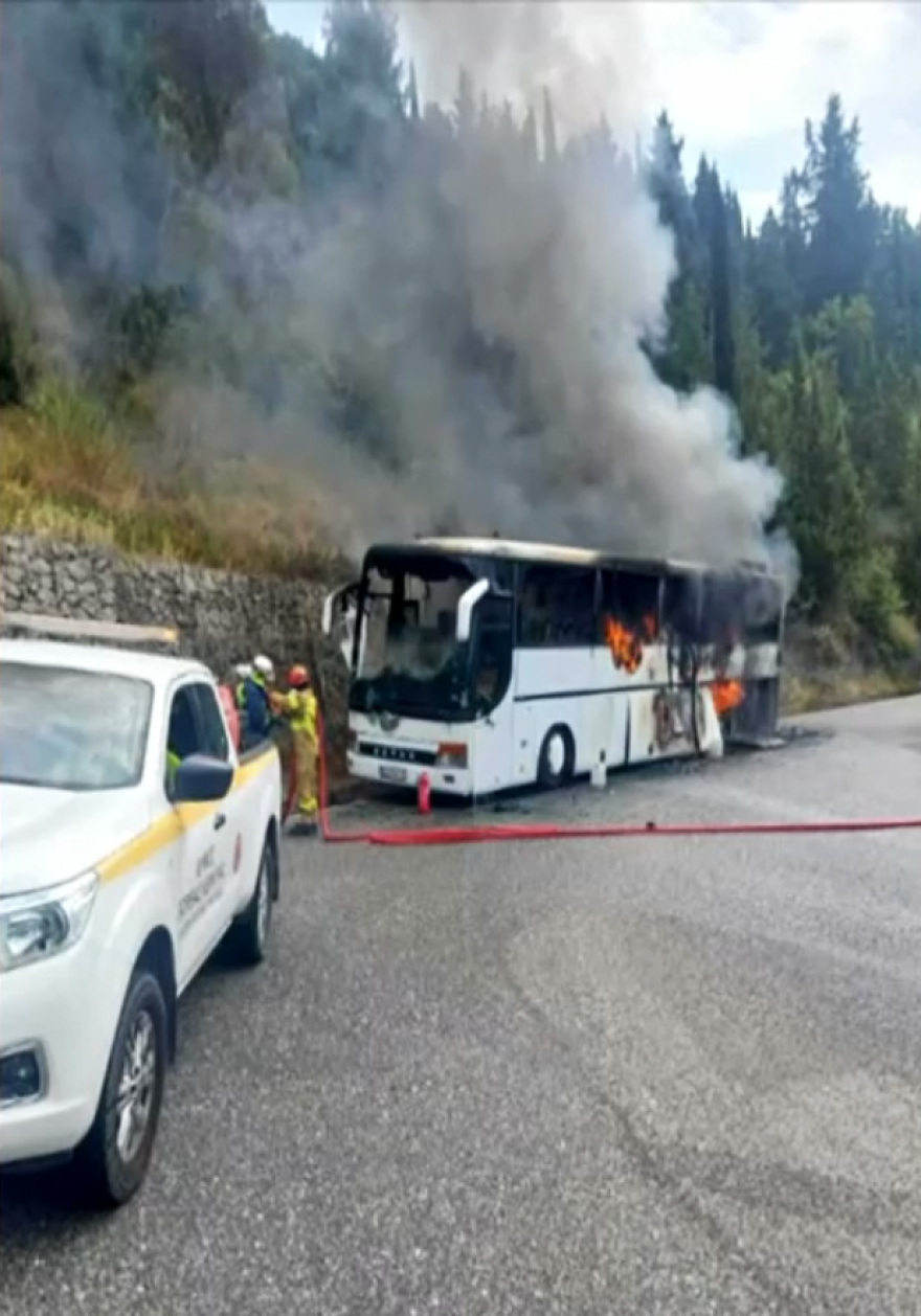 Φωτιά σε τουριστικό λεωφορείο στην Κέρκυρα - Σώοι όλοι οι επιβαίνοντες, δείτε φωτογραφίες
