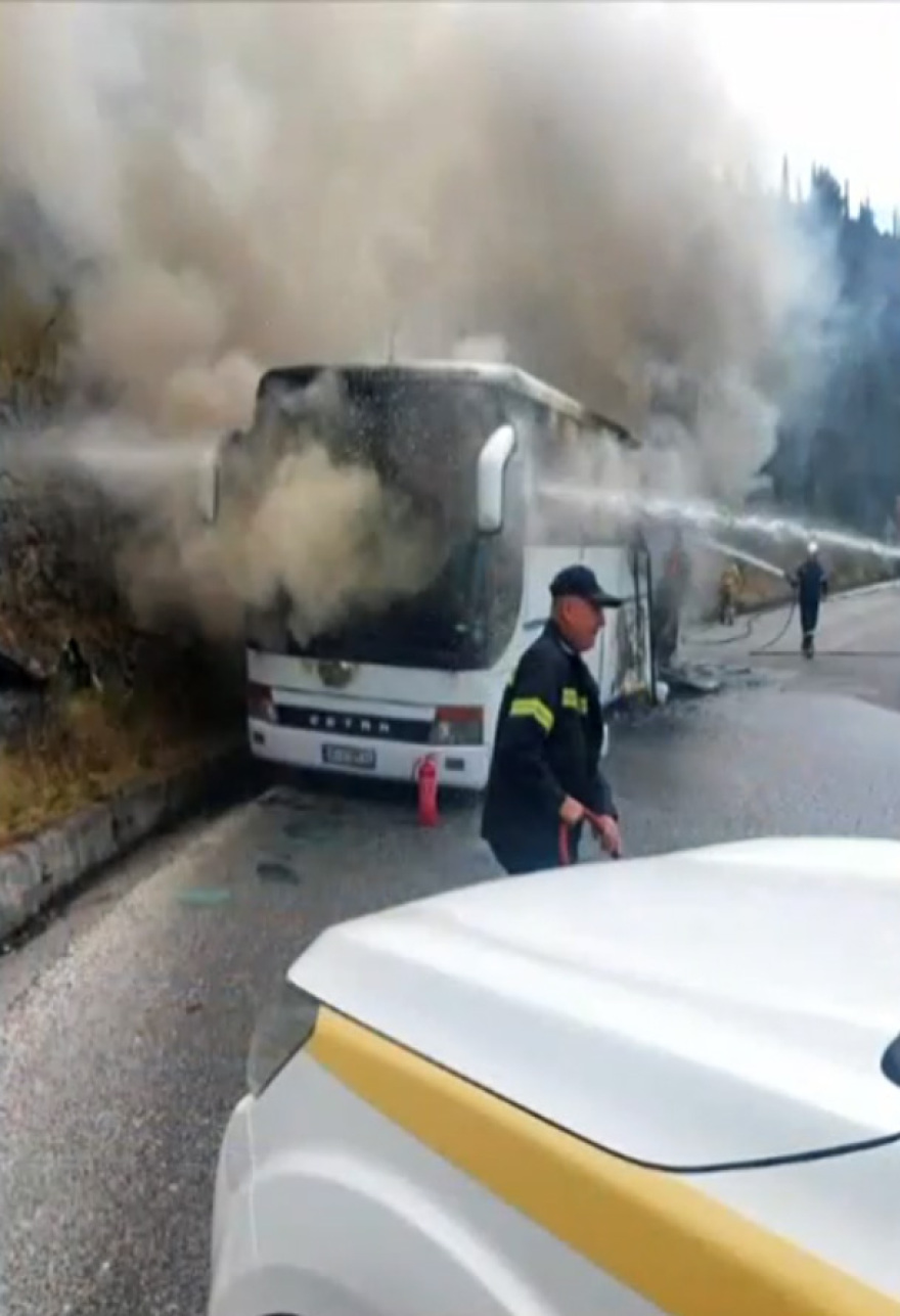 Φωτιά σε τουριστικό λεωφορείο στην Κέρκυρα - Σώοι όλοι οι επιβαίνοντες, δείτε φωτογραφίες