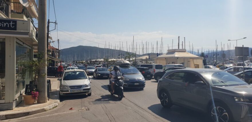 Ταλαιπωρία καταγγέλλουν κάτοικοι και επισκέπτες της Λευκάδας μετά την αντικατάσταση της πλωτής γέφυρας από ferry boat