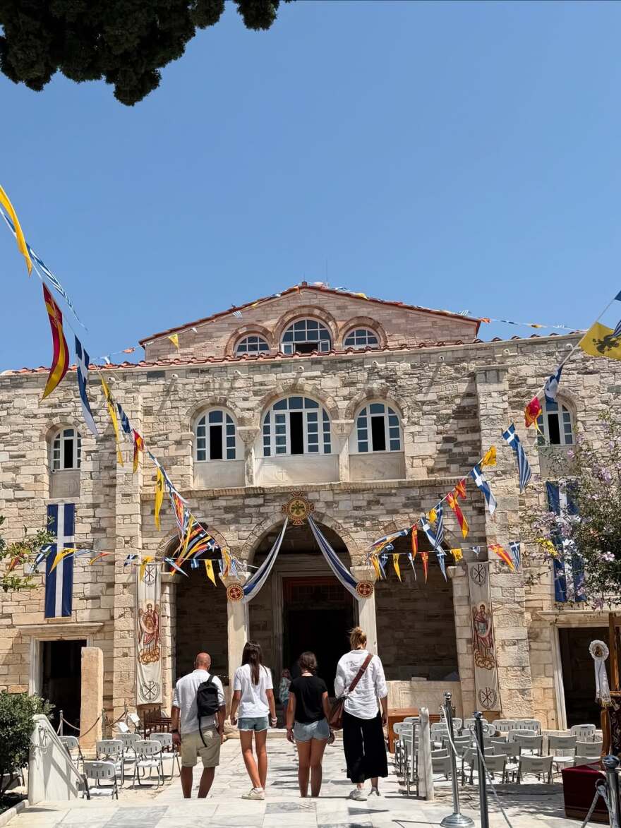 Κατερίνα Καινούργιου: Αγκαλιά με τον Παναγιώτη Κουτσουμπή στην Πάρο - Δείτε φωτογραφίες