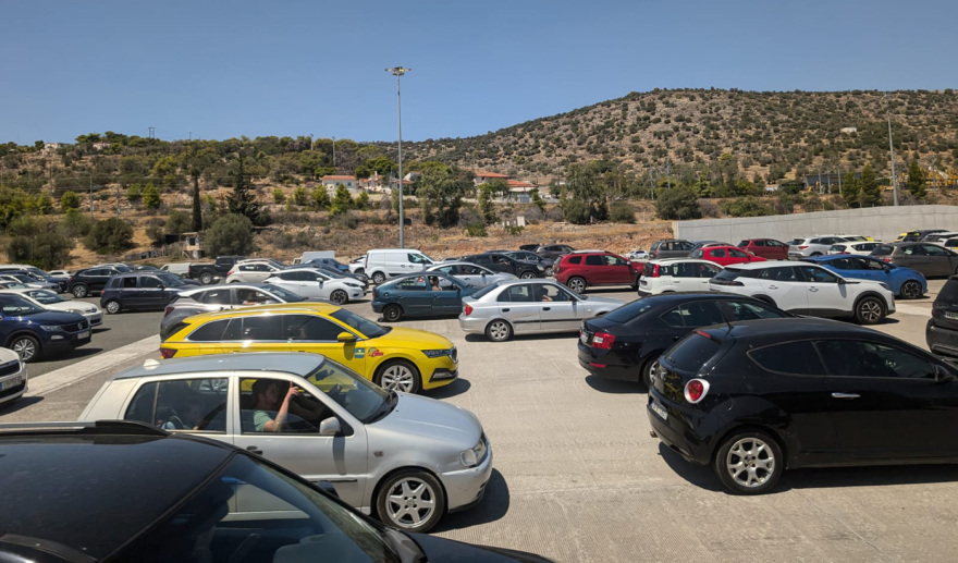 Με δυσκολίες η σταδιακή επιστροφή των πρώτων εκδρομέων του Αυγούστου - Δείτε live την κίνηση
