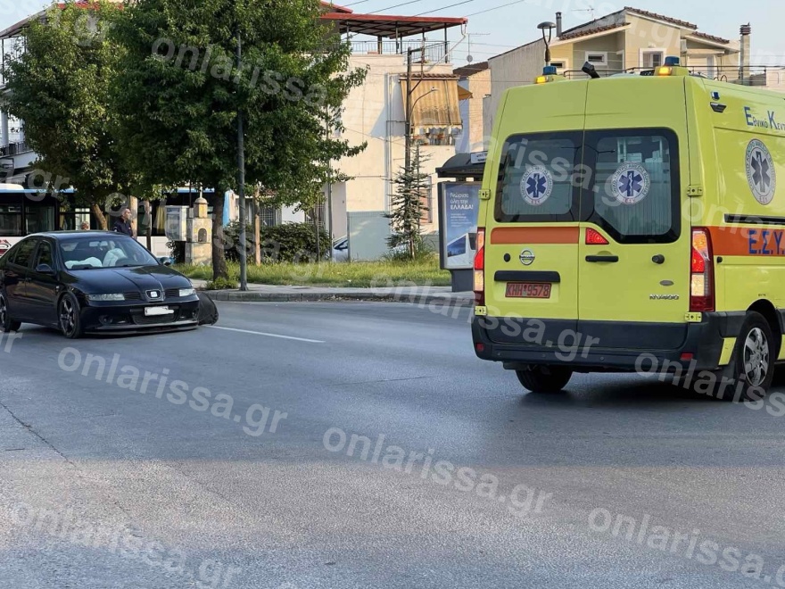 Τροχαίο στη Λάρισα, γυναίκα με το παιδί της μεταφέρθηκαν στο νοσοκομείο