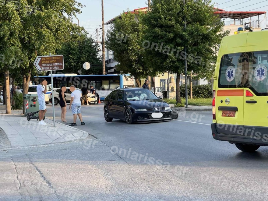 Τροχαίο στη Λάρισα, γυναίκα με το παιδί της μεταφέρθηκαν στο νοσοκομείο