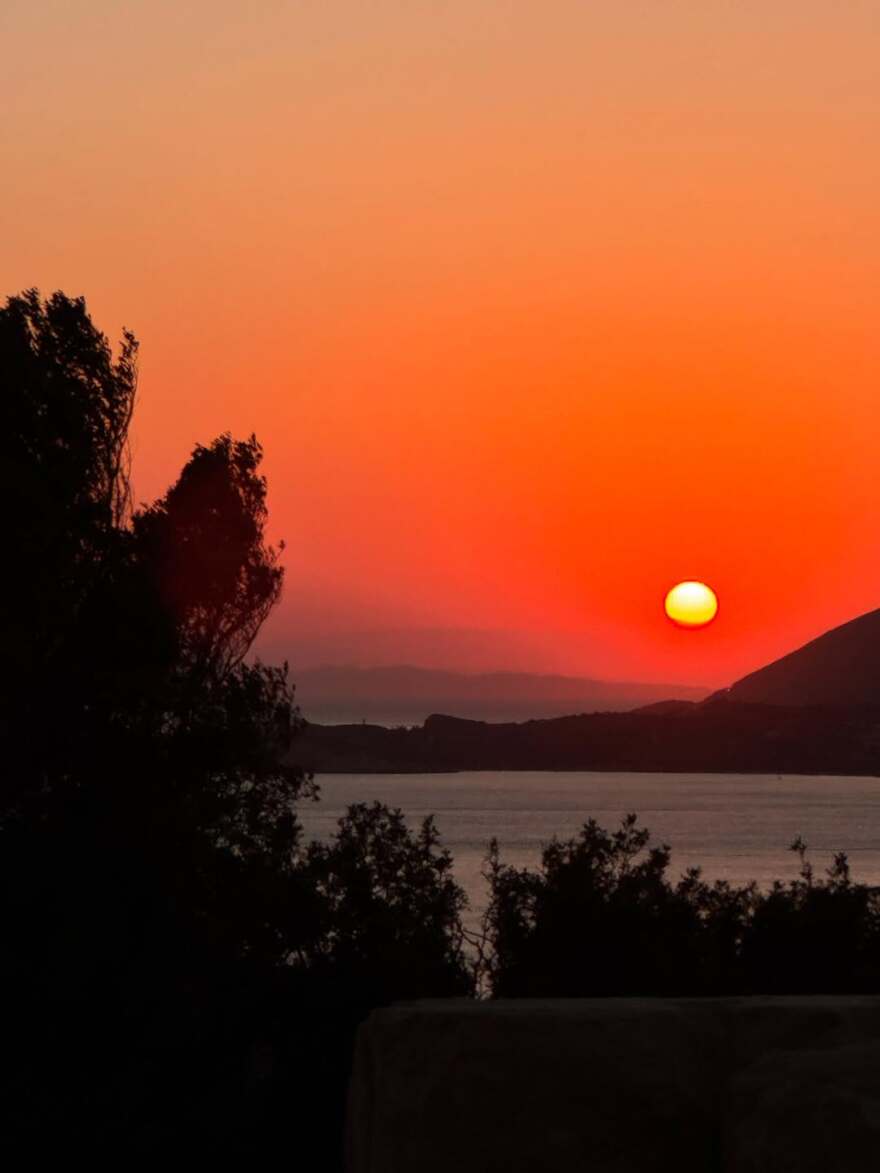 Φωτογραφία: Η Ιωάννα Τριανταφυλλίδου και ο Κίμων Κουρής ποζάρουν με φόντο το ηλιοβασίλεμα λίγο πριν γίνουν γονείς