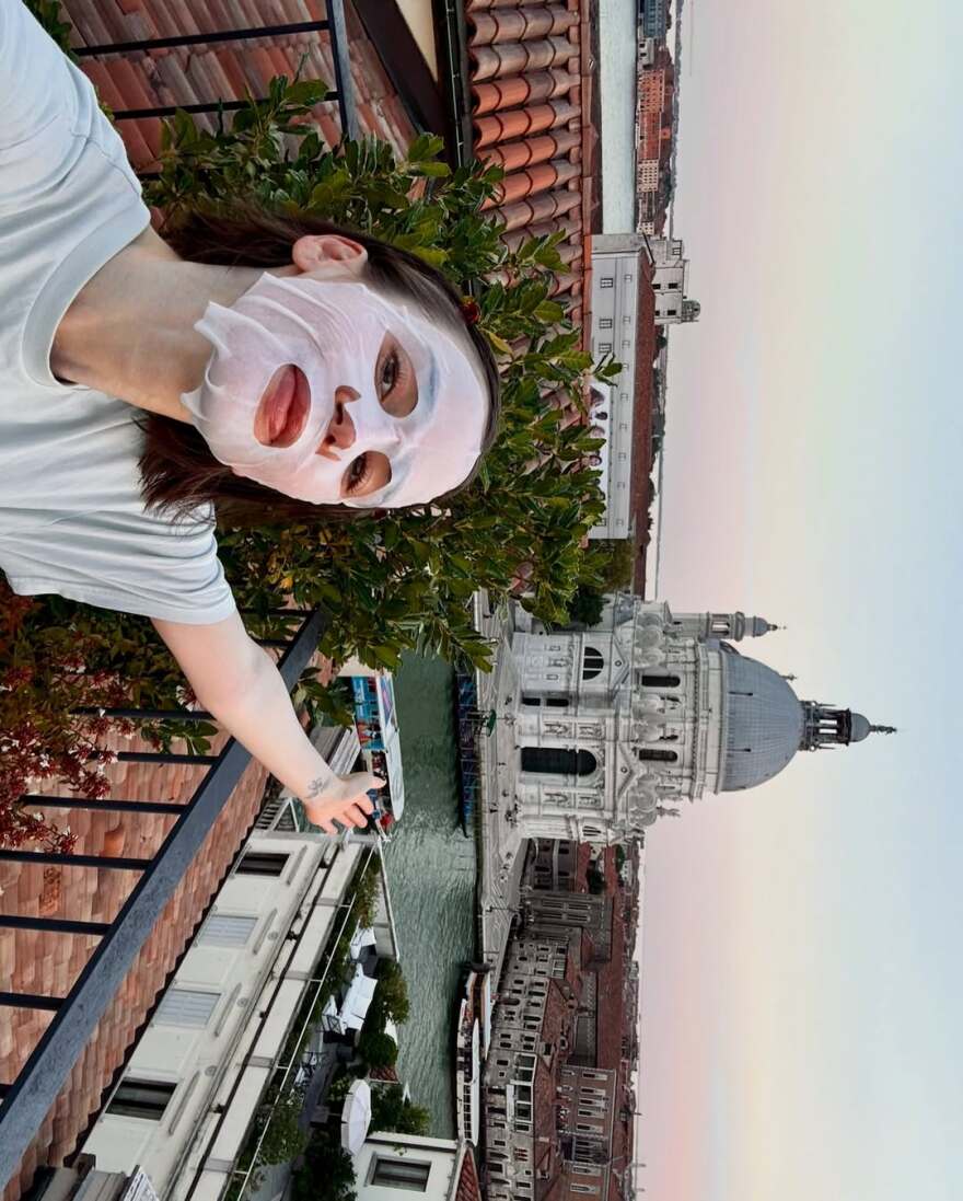 Emily in Paris: Στη Βενετία για τα γυρίσματα της πέμπτης σεζόν η Λίλι Κόλινς - «Όταν η δουλειά γίνεται παιχνίδι», έγραψε Emily in Paris: Στη Βενετία για τα γυρίσματα της πέμπτης σεζόν η Λίλι Κόλινς - «Όταν η δουλειά γίνεται παιχνίδι», έγραψε