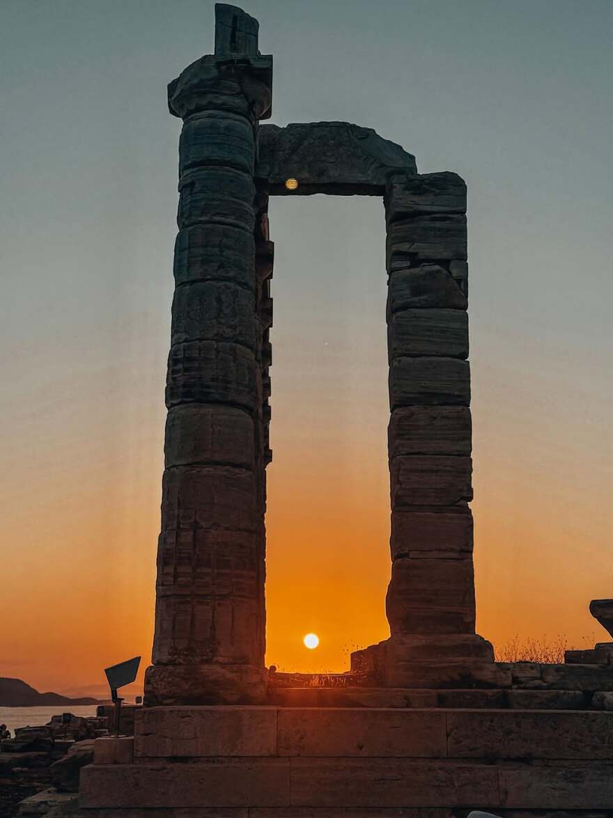 Φωτογραφία: Η Ιωάννα Τριανταφυλλίδου και ο Κίμων Κουρής ποζάρουν με φόντο το ηλιοβασίλεμα λίγο πριν γίνουν γονείς