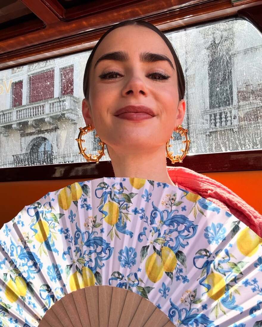 Emily in Paris: Στη Βενετία για τα γυρίσματα της πέμπτης σεζόν η Λίλι Κόλινς - «Όταν η δουλειά γίνεται παιχνίδι», έγραψε Emily in Paris: Στη Βενετία για τα γυρίσματα της πέμπτης σεζόν η Λίλι Κόλινς - «Όταν η δουλειά γίνεται παιχνίδι», έγραψε