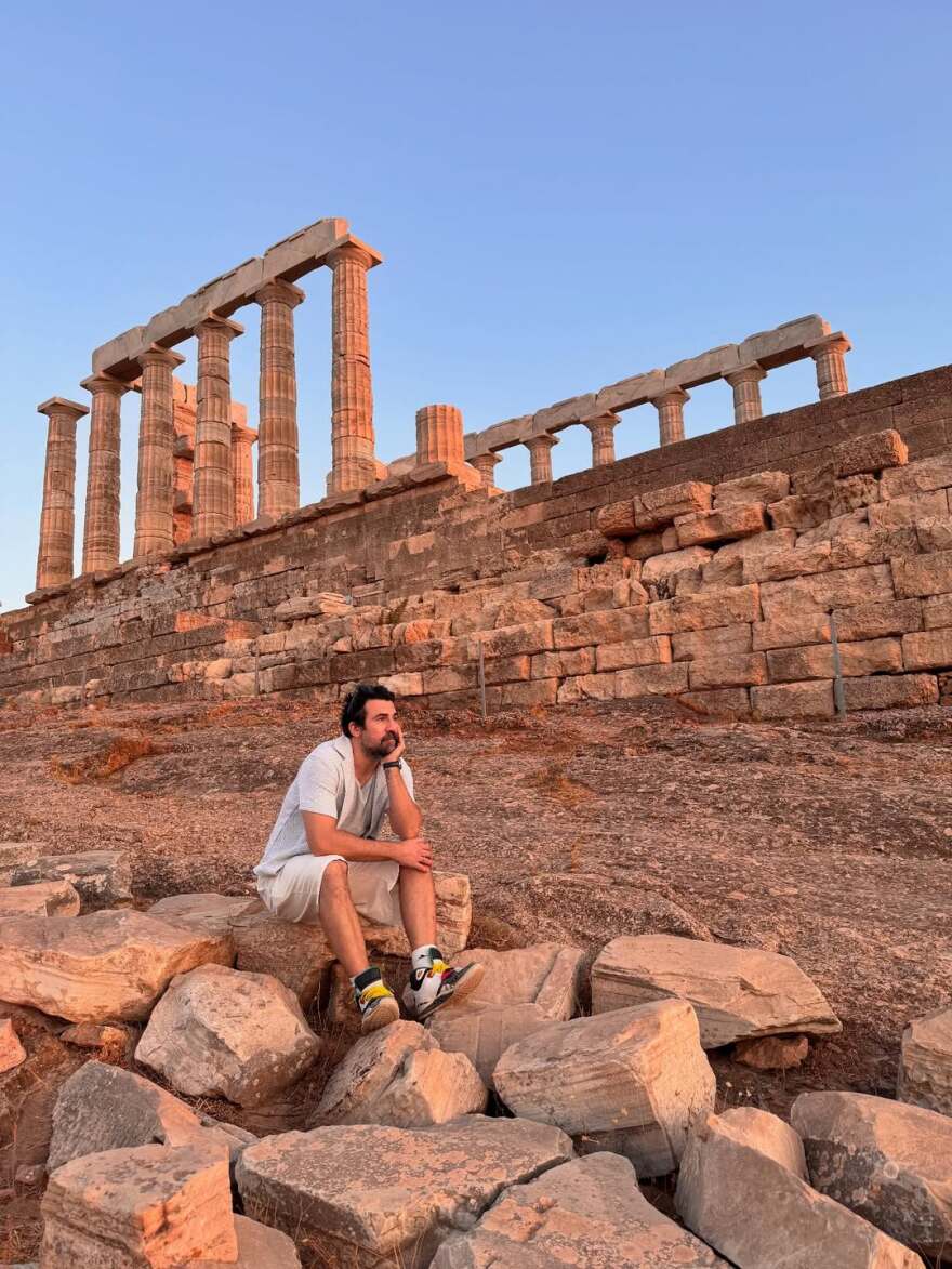 Φωτογραφία: Η Ιωάννα Τριανταφυλλίδου και ο Κίμων Κουρής ποζάρουν με φόντο το ηλιοβασίλεμα λίγο πριν γίνουν γονείς