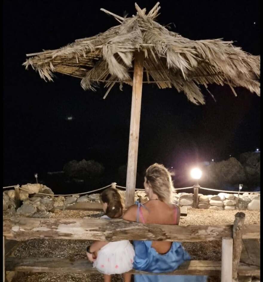 Η Ζέτα Δούκα φωτογραφίζεται στην Κρήτη με την κόρη της: «Στο ίδιο παγκάκι κάθε καλοκαίρι από το 2018»