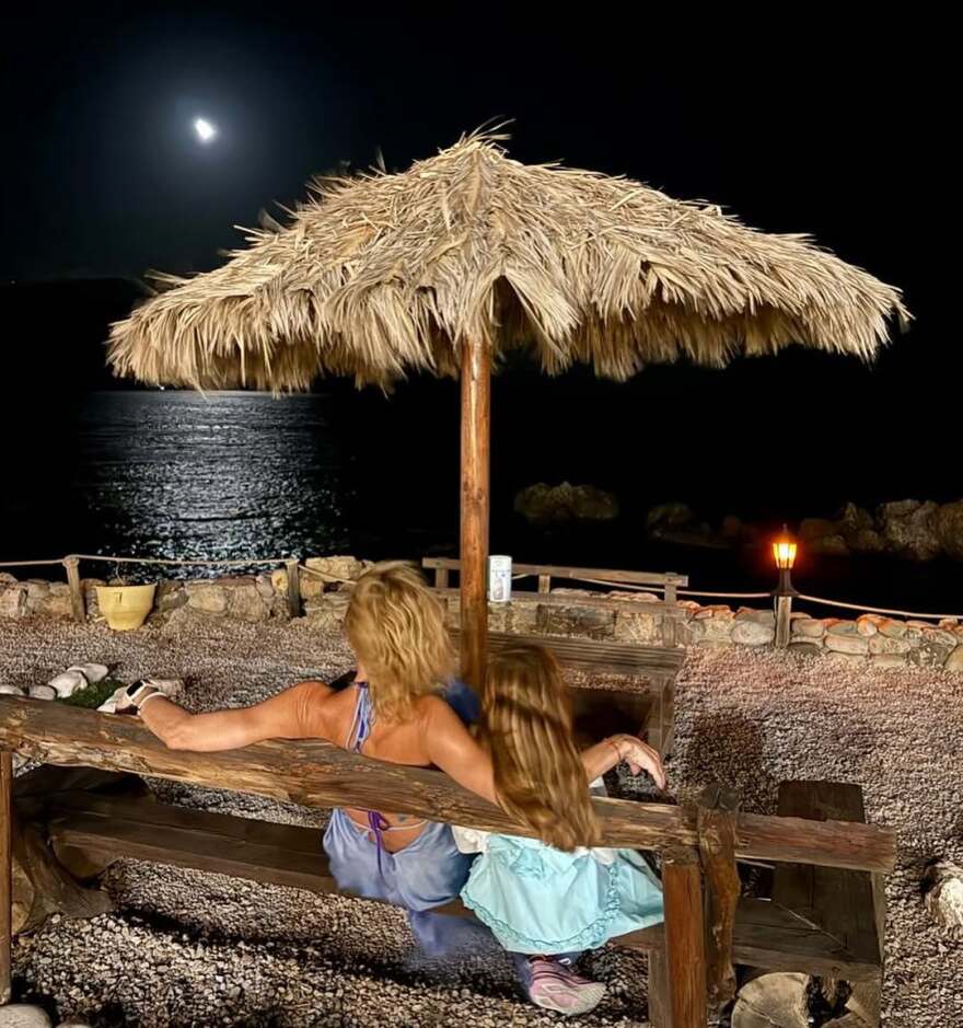 Η Ζέτα Δούκα φωτογραφίζεται στην Κρήτη με την κόρη της: «Στο ίδιο παγκάκι κάθε καλοκαίρι από το 2018»