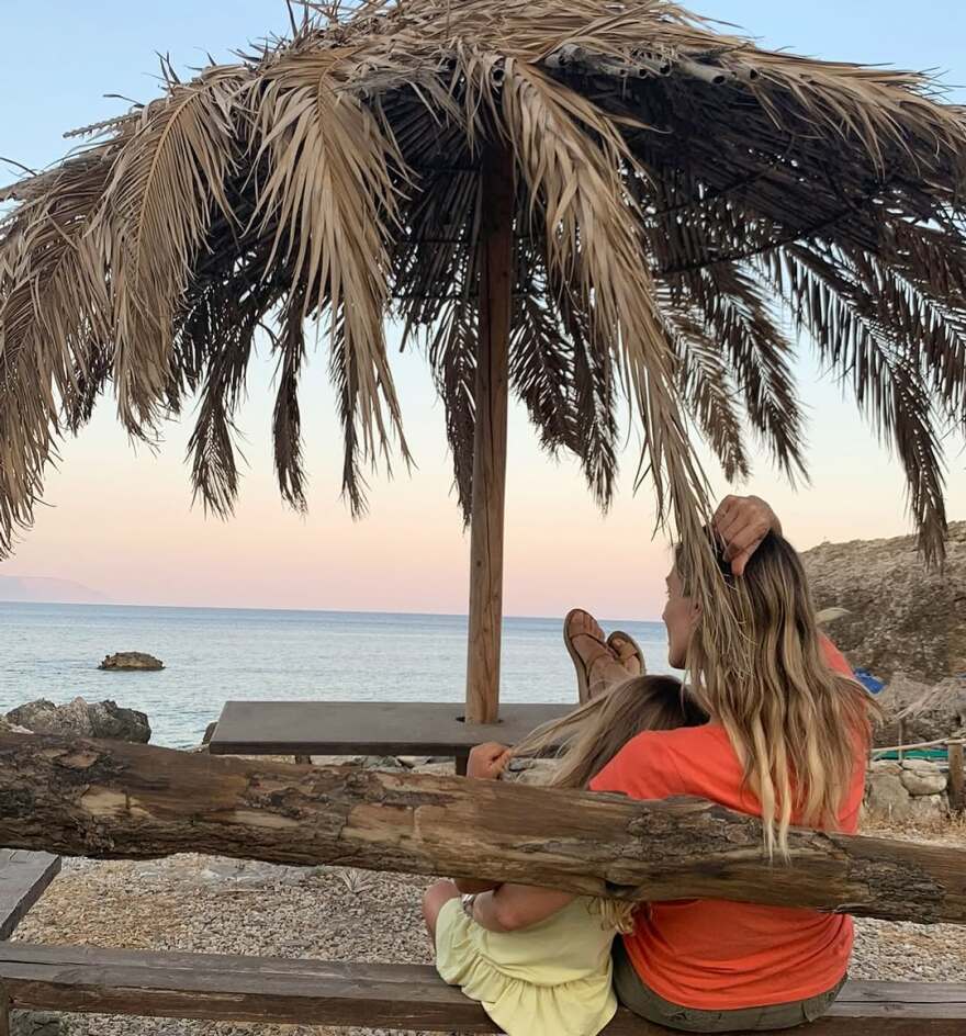 Η Ζέτα Δούκα φωτογραφίζεται στην Κρήτη με την κόρη της: «Στο ίδιο παγκάκι κάθε καλοκαίρι από το 2018»