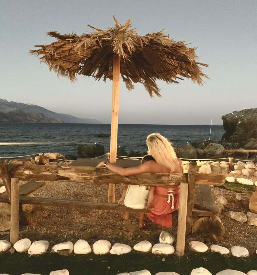 Η Ζέτα Δούκα φωτογραφίζεται στην Κρήτη με την κόρη της: «Στο ίδιο παγκάκι κάθε καλοκαίρι από το 2018»