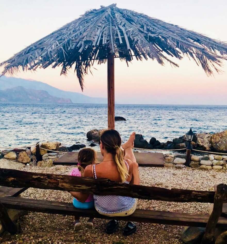 Η Ζέτα Δούκα φωτογραφίζεται στην Κρήτη με την κόρη της: «Στο ίδιο παγκάκι κάθε καλοκαίρι από το 2018»