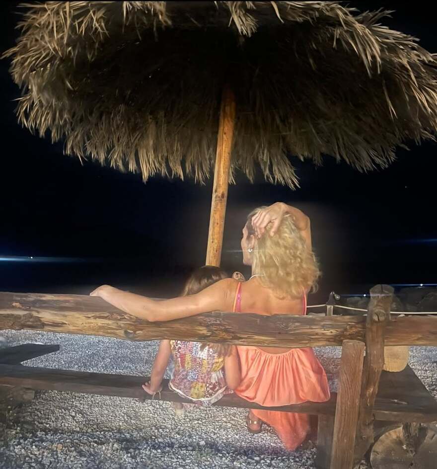Η Ζέτα Δούκα φωτογραφίζεται στην Κρήτη με την κόρη της: «Στο ίδιο παγκάκι κάθε καλοκαίρι από το 2018»