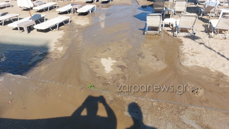 Γέμισε λύματα η παραλία της Νέας Χώρας στα Χανιά - Οι ακαθαρσίες φτάνουν μέχρι τη θάλασσα, δείτε βίντεο και φωτογραφίες