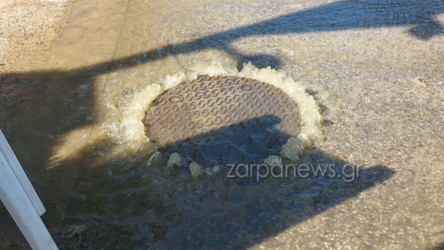 Γέμισε λύματα η παραλία της Νέας Χώρας στα Χανιά - Οι ακαθαρσίες φτάνουν μέχρι τη θάλασσα, δείτε βίντεο και φωτογραφίες