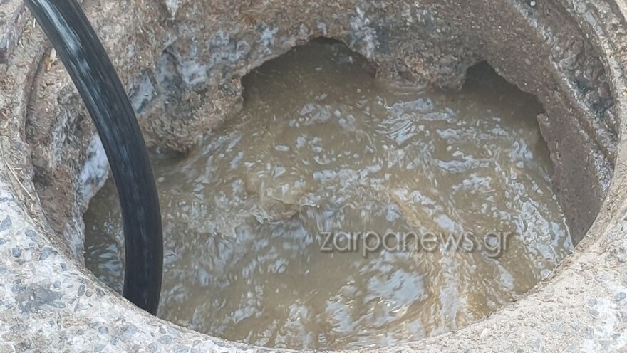 Γέμισε λύματα η παραλία της Νέας Χώρας στα Χανιά - Οι ακαθαρσίες φτάνουν μέχρι τη θάλασσα, δείτε βίντεο και φωτογραφίες