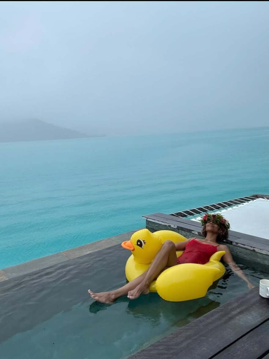 Η Χάλι Μπέρι χαλαρώνει στην πισίνα - «Αξιοποιώντας μια συννεφιασμένη μέρα» έγραψε