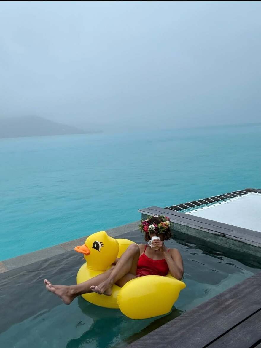 Η Χάλι Μπέρι χαλαρώνει στην πισίνα - «Αξιοποιώντας μια συννεφιασμένη μέρα» έγραψε