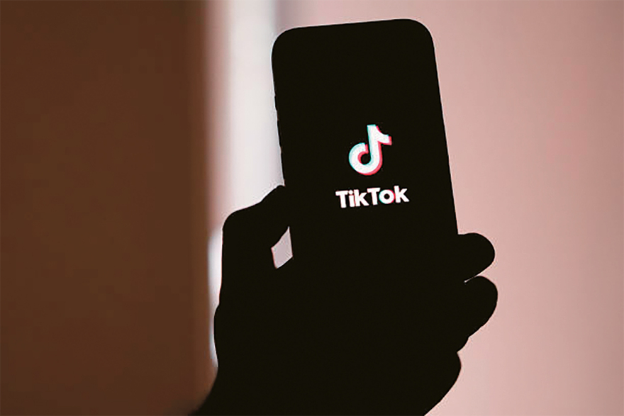 TikTok: Ο αλγόριθμός του μας εθίζει με ισχυρές δόσεις ντοπαμίνης - Πώς έγινε viral και γιατί είναι μία «οικονομία» από μόνο του