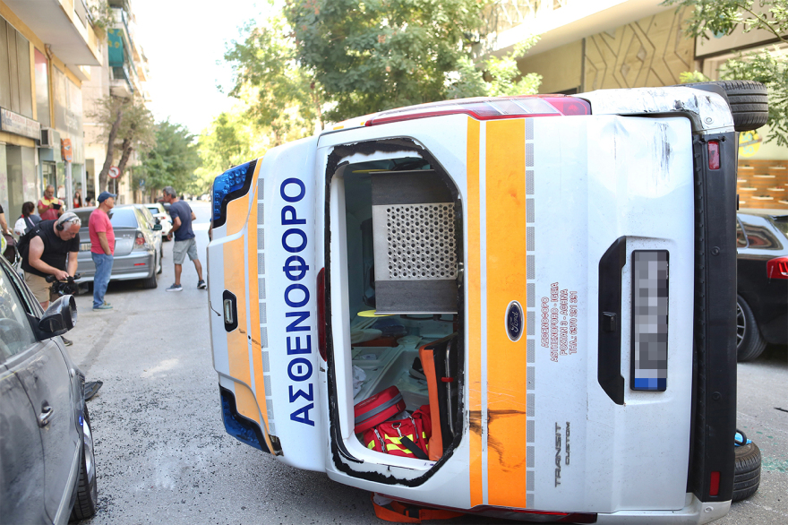 Ατύχημα με ανατροπή ιδιωτικού ασθενοφόρου στο Γουδί - Σοβαρά τραυματίας ο ασθενής που μετέφερε, δείτε βίντεο και φωτογραφίες