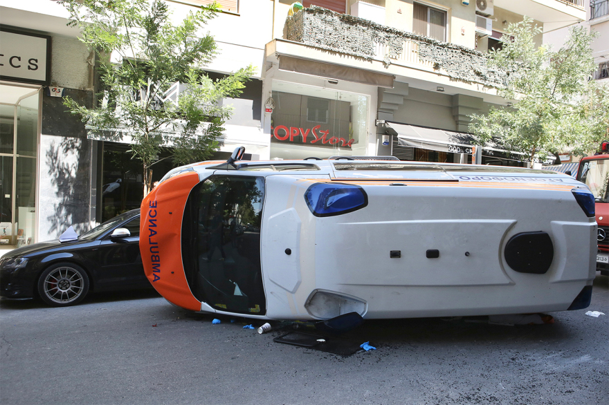 Ατύχημα με ανατροπή ιδιωτικού ασθενοφόρου στο Γουδί - Σοβαρά τραυματίας ο ασθενής που μετέφερε, δείτε βίντεο και φωτογραφίες