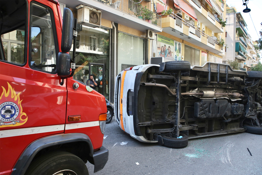 Ατύχημα με ανατροπή ιδιωτικού ασθενοφόρου στο Γουδί - Σοβαρά τραυματίας ο ασθενής που μετέφερε, δείτε βίντεο και φωτογραφίες
