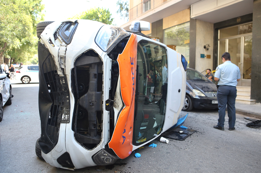 Ατύχημα με ανατροπή ιδιωτικού ασθενοφόρου στο Γουδί - Σοβαρά τραυματίας ο ασθενής που μετέφερε, δείτε βίντεο και φωτογραφίες