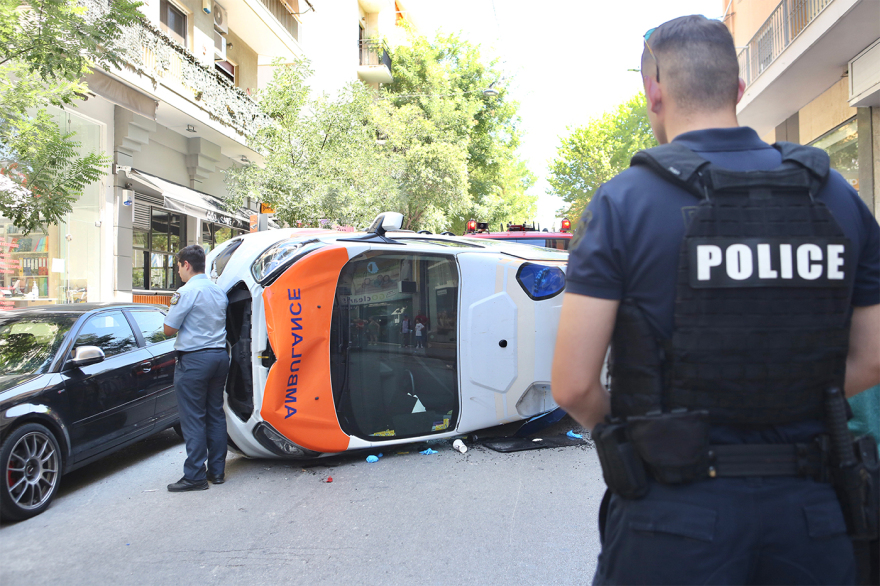 Ατύχημα με ανατροπή ιδιωτικού ασθενοφόρου στο Γουδί - Σοβαρά τραυματίας ο ασθενής που μετέφερε, δείτε βίντεο και φωτογραφίες