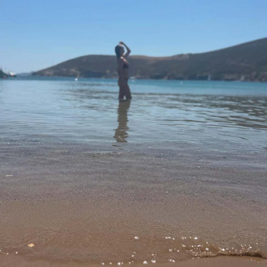 Η Μπέττυ Μαγγίρα συνεχίζει τις διακοπές της στην Πάτμο - Δείτε φωτογραφίες