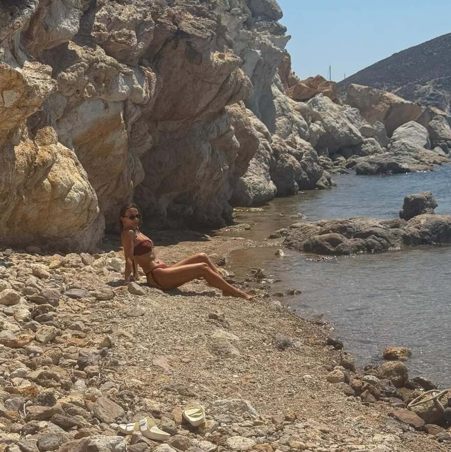 Η Μπέττυ Μαγγίρα συνεχίζει τις διακοπές της στην Πάτμο - Δείτε φωτογραφίες