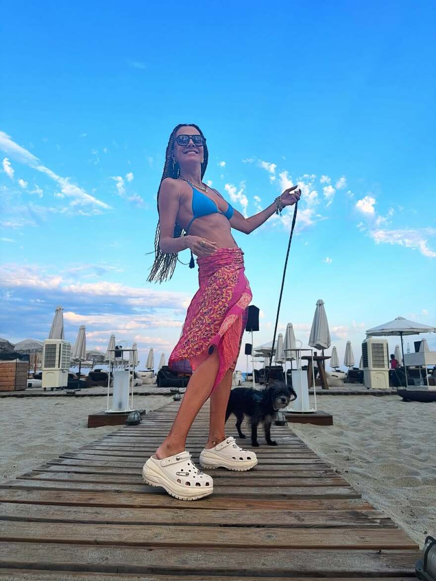 Η Μαρία Σολωμού έκανε τα μαλλιά της ράστα και πόζαρε με μπικίνι στην παραλία 