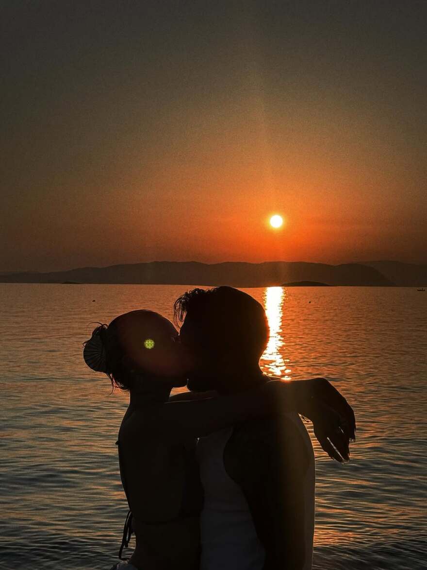 Γαρυφαλλιά Καληφώνη: Το φιλί με τον Χρήστο Μάστορα με φόντο το ηλιοβασίλεμα