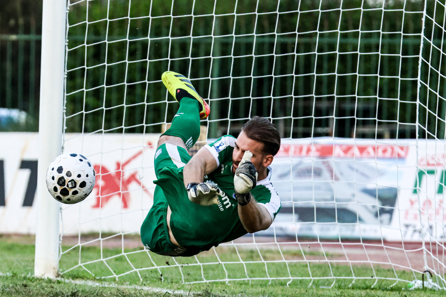 «Ήρωας» ο Ξενόπουλος: Έπιασε τρία πέναλτι με... μισό πόδι και έστειλε την Κηφισιά στην επόμενη φάση του Κυπέλλου