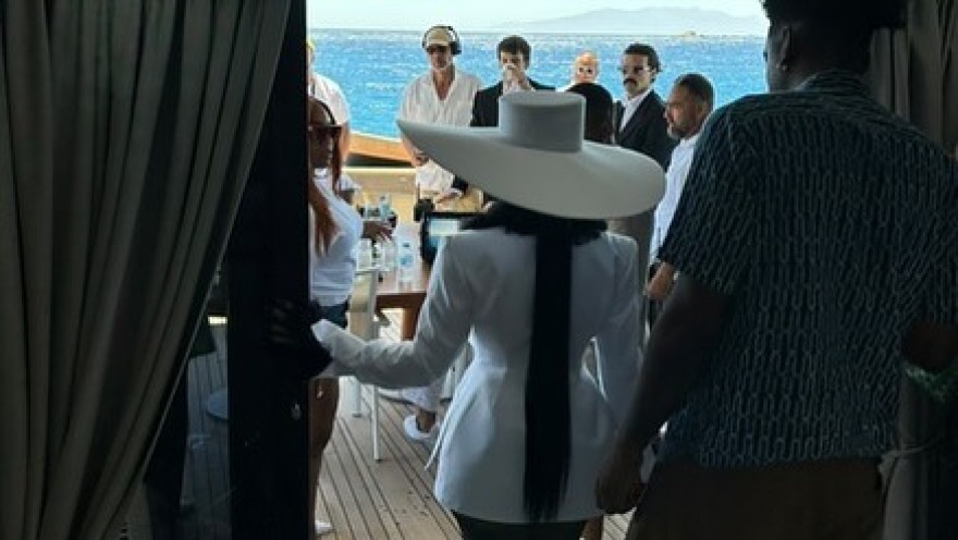 Cardi B: Γυρίσματα στη Μύκονο με μοντέλο του GNTM για το νέο της videoclip Το βίντεο κλιπ της Cardi B που γυρίστηκε στη Μύκονο με μοντέλο από το GNTM