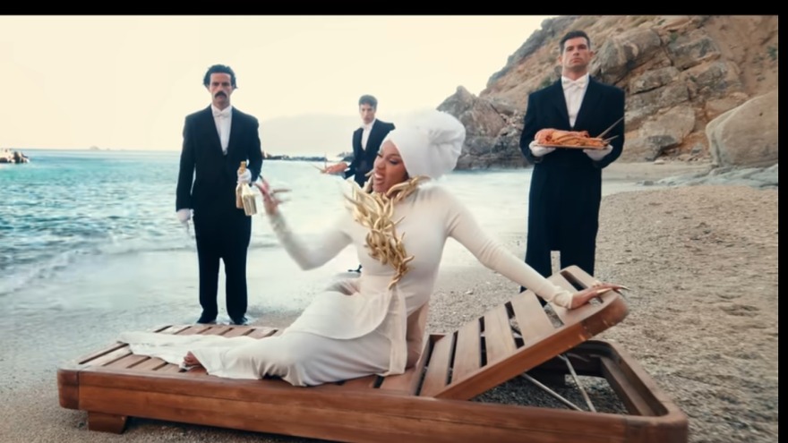 Cardi B: Γυρίσματα στη Μύκονο με μοντέλο του GNTM για το νέο της videoclip Το βίντεο κλιπ της Cardi B που γυρίστηκε στη Μύκονο με μοντέλο από το GNTM