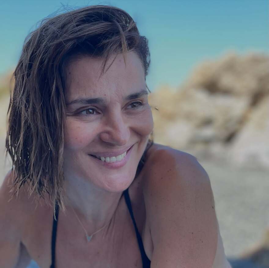 H Μαρία Ναυπλιώτου φωτογραφίζεται με μαγιό και μιλά για τον «αντιφατικό Αύγουστο» με στίχους του Ελύτη
