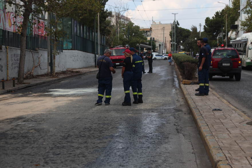 Πυροσβεστικό όχημα βγήκε από την πορεία του και προσέκρουσε σε δέντρα στη Νέα Χαλκηδόνα - Ένας τραυματίας