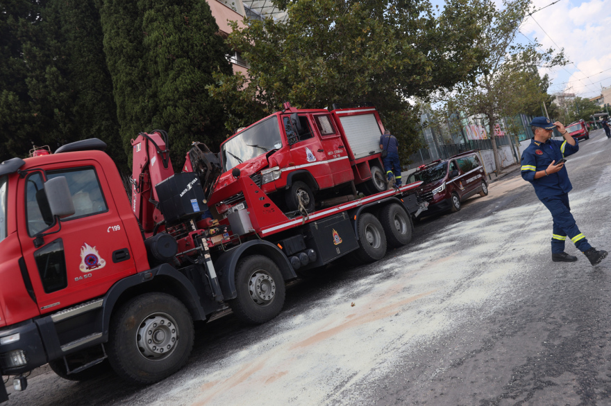 Πυροσβεστικό όχημα βγήκε από την πορεία του και προσέκρουσε σε δέντρα στη Νέα Χαλκηδόνα - Ένας τραυματίας