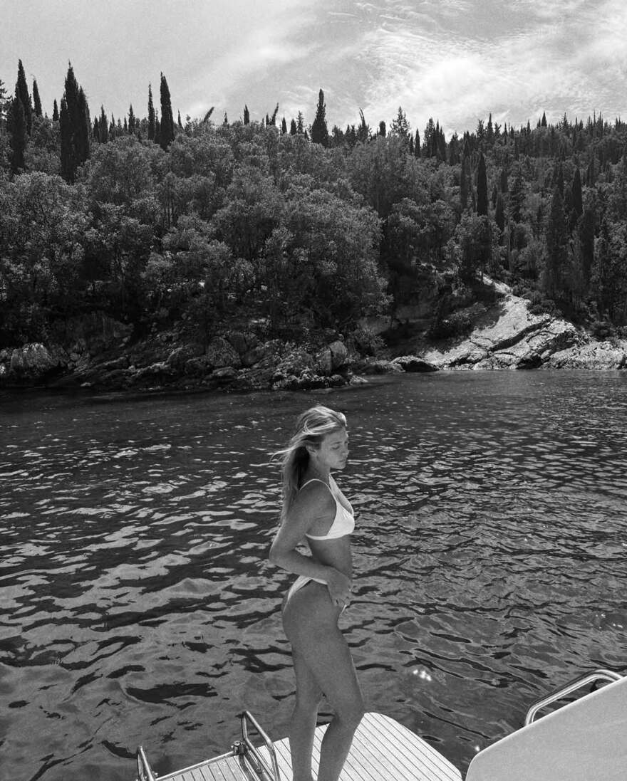 Η Κλέλια Ανδριολάτου «ξέχασε τι μέρα είναι» - Οι νέες φωτογραφίες της με μαγιό σε σκάφος