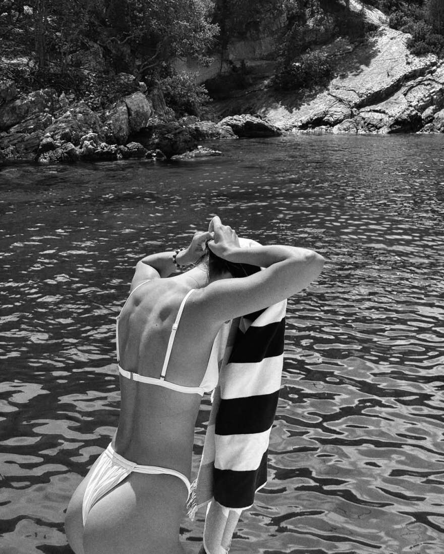 Η Κλέλια Ανδριολάτου «ξέχασε τι μέρα είναι» - Οι νέες φωτογραφίες της με μαγιό σε σκάφος