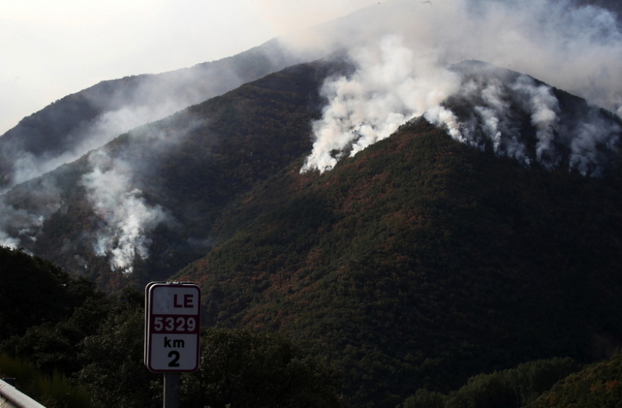 Μαίνονται για περισσότερες από 10 ημέρες οι φωτιές στη δυτική Ισπανία - Μάχη σε 21 πύρινα μέτωπα