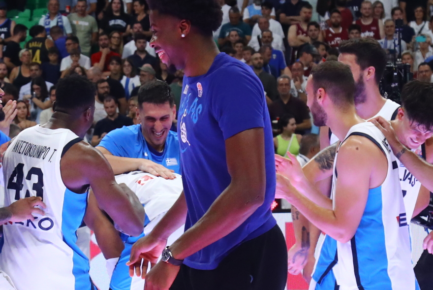 Τα παιδία παίζει: Ο Λαρεντζάκης «απάντησε» με φατούρο στον Γιάννη Αντετοκούνμπο - Δείτε βίντεο 